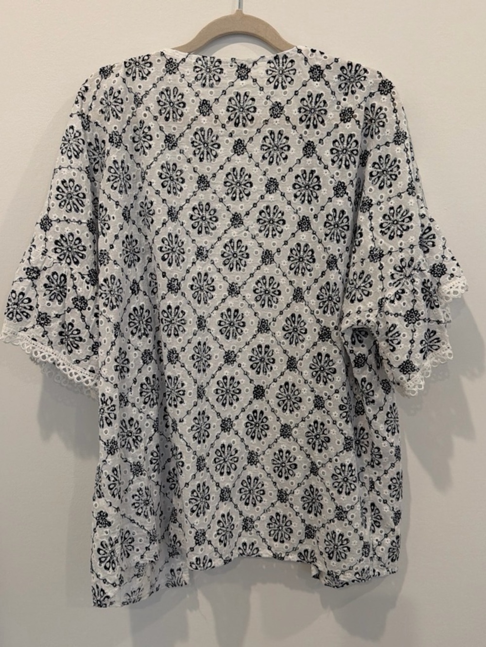 Valentina Naldi White Open-Front Lace-Trim Kimono with Navy Floral Eyelet - Picture 2 of 4